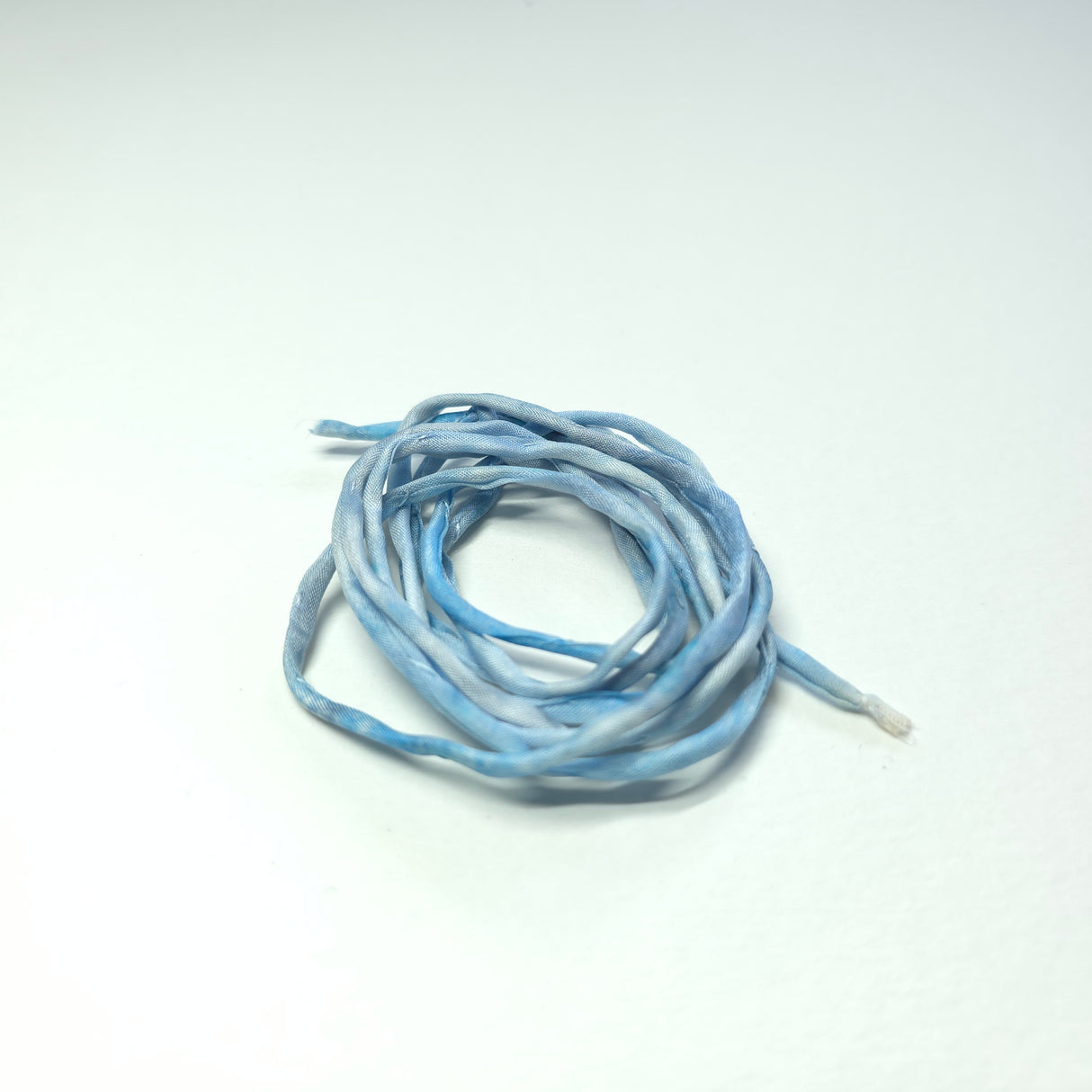 zijden armbandje blauw wit handgeschilderd rust