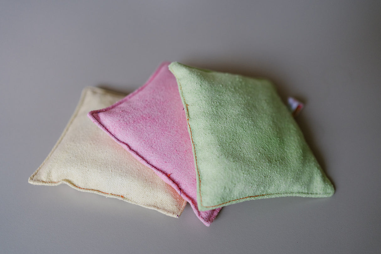 Set van drie bourettezijden pittenzakjes in roze geel groen