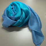 pangeverfde zijden sjaal blauw 90x90 golfslag