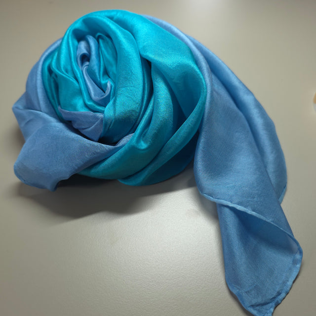 pangeverfde zijden sjaal blauw 90x90 golfslag