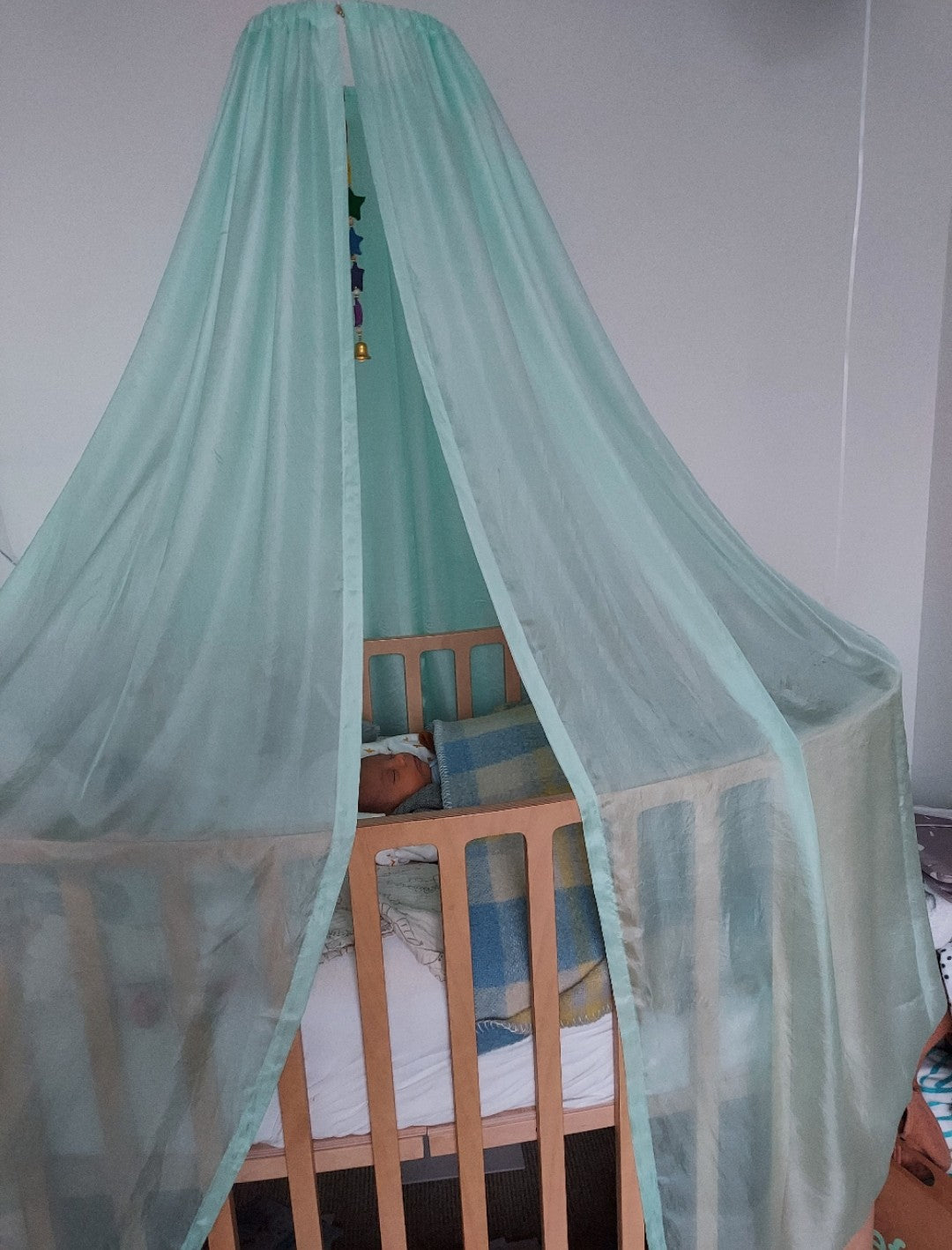 Zijden wieghemel op maat voor babykamer