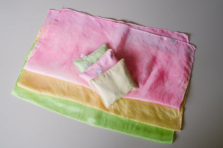 Detail zijden speeldoeken en bourettezijden pittenzakjes lente kleuren