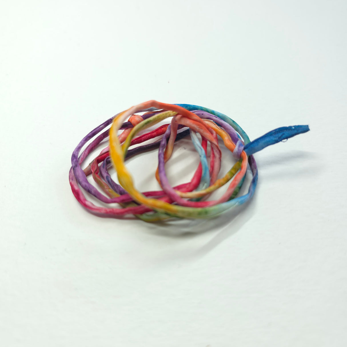 regenboog zijden armbandje handgeschilderd kleurrijk speels